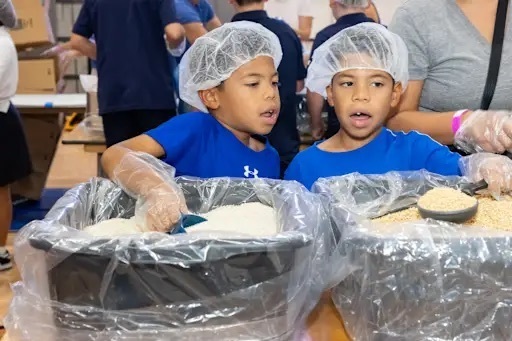 2025_Shelton_MealPacking_2L7A0250_LM.jpeg